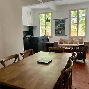 https://beau-3-pieces-83-m2-au-coeur-du-centre-historique-daix.fr-provencehotel.com